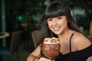 la crème glacée blanche mélange la fraise avec beaucoup de calories, peut vous faire grossir, flouter. délicieux sundae à la vanille ou au chocolat avec fraise. photo