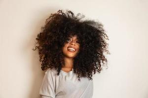 portrait de beauté d'une femme afro-américaine avec une coiffure afro et un maquillage glamour. femme brésilienne. race mixte. cheveux bouclés. coiffure. fond blanc. photo