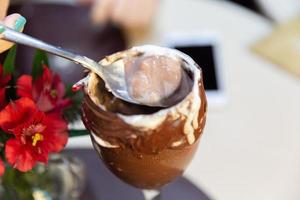 la crème glacée blanche mélange la fraise avec beaucoup de calories, peut vous faire grossir, flouter. délicieux sundae à la vanille ou au chocolat avec fraise. photo