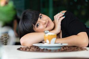 femme buvant une table basse. femmes au café. photo