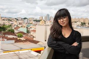 femme d'affaires souriante réussie au sommet d'un immeuble. photo