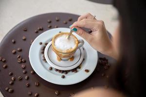 femme buvant une table basse. femmes au café. photo