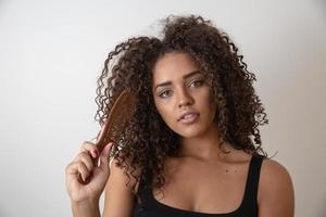 portrait de beauté d'une femme afro-américaine avec une coiffure afro et un maquillage glamour photo