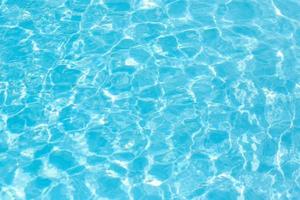 eau bleue déchirée dans la texture de fond de la surface de la piscine. plein cadre photo