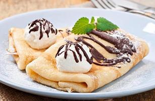 crêpes avec glace et sauce au chocolat photo