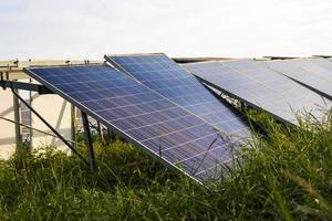 une vue rapprochée de nombreuses vieilles cellules solaires utilisées depuis longtemps. photo