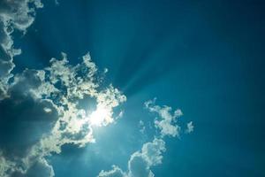 arrière-plan d'un paysage de nuages avec la lumière du soleil qui brille à travers. photo