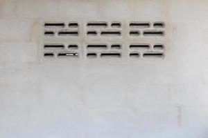 mur de ciment avec évents de ventilation en brique. photo