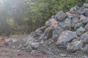 grand tas de granit dans la forêt. photo