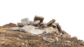 vue basse des débris isolés de gros blocs de béton sont empilés sur les monticules. photo