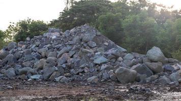 gros tas de granit près de la forêt. photo