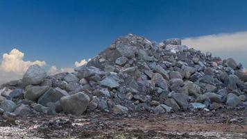 gros tas de granit avec des nuages du ciel. photo