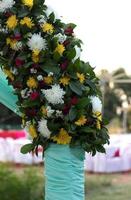 bouquet de fleurs fraîches joliment décoré. photo