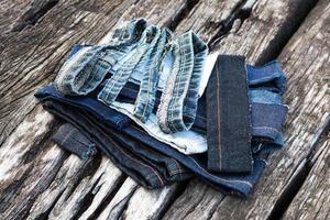 morceaux de jeans sur vieux bois. photo