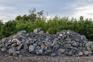 gros tas de granit près de la forêt. photo