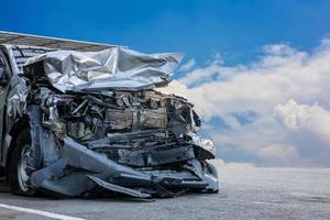 un gros plan de l'avant d'une voiture en bronze noir détruite lors d'une collision avec un autre véhicule. photo