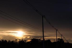 poteaux électriques le soir à la campagne. photo