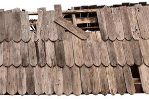 vieux fond de toit en bois en ruine. photo