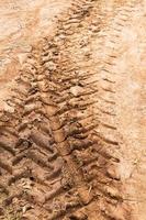 traces de pneus dans la boue de terre. photo