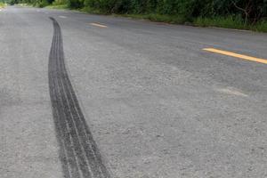 traces de freins à pneus noirs sur la route. photo