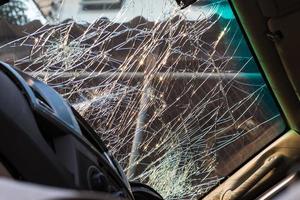 à l'intérieur des fissures du pare-brise. photo