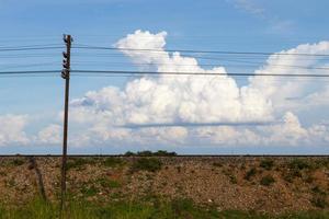 côté chemin de fer avec des nuages de ciel. photo