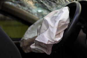 accident d'airbag avec du verre brisé. photo