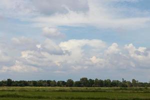 nuages et ciel sur la campagne. photo