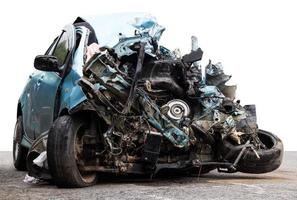 la voiture a été démolie par accident. photo