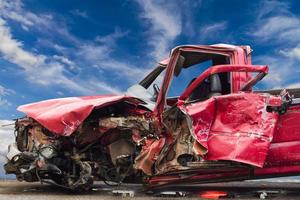 voiture rouge détruite. photo