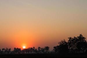 lever de soleil orange sur la campagne. photo