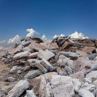 ruines de rues en béton avec des nuages de ciel. photo