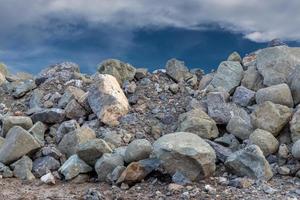 un grand tas de granit sous le ciel. photo