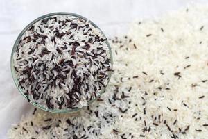 riz à grains, noir, blanc, mélangé dans une tasse. photo