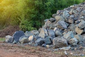 grand tas de granit dans la forêt. photo