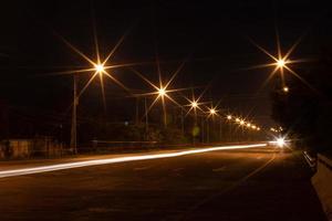 lumières, lanternes et phares de voiture au crépuscule. photo