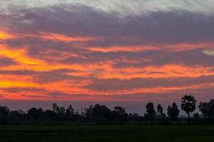 orange nuageux sur le terrain. photo