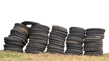 les pneus de moto isolés sont empilés en chevauchant plusieurs rangées. photo