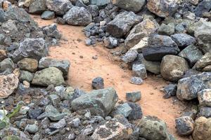 les arrière-plans empilent de grands et petits blocs de granit sur le sol. photo