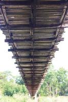 sous le vieux pont de bois. photo