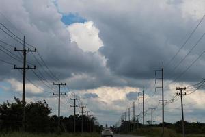 nuages au-dessus des poteaux électriques ruraux. photo