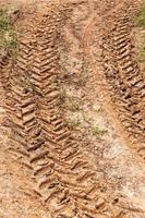traces de pneus dans la boue de terre. photo