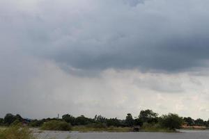 ciel nuageux sur le bassin versant rural. photo