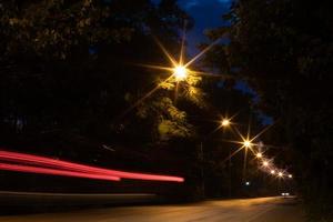 lumières, lanternes et phares de voiture au crépuscule. photo