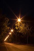 feux, lanternes avec feux arrière sur la route. photo