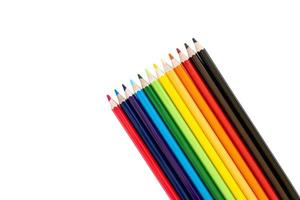 de nombreux isolats de crayons de couleur disposés en rangée. photo