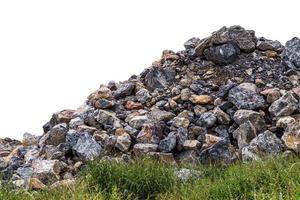 isoler le tas de pierres de granit avec des mauvaises herbes graminées. photo