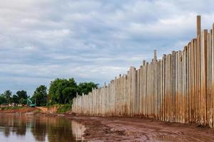 de nombreux piliers en béton forment un mur pour protéger la berge. photo