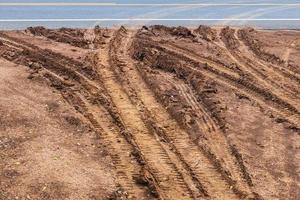 surface boueuse, terre battue avec des traces de roues sur les routes pavées. photo