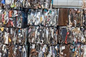 beaucoup de vieux déchets de fer et de plastique qui sont pressés en cubes. photo